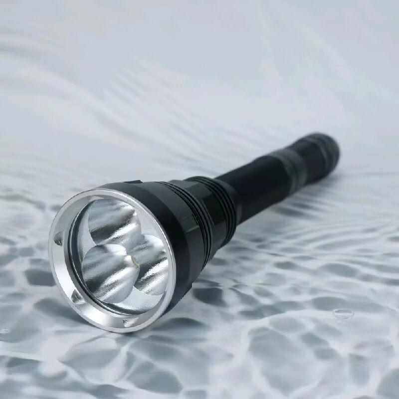 Outdoor Rechargeable Deep Diving Flashlight