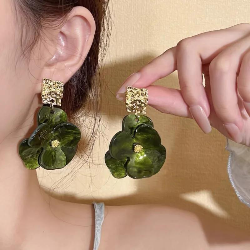Vintage Acrylic Flower Petal Pendant Earrings for Women Exquisite Alloy Flower Dangle Earrings Luxury Casual Party Jewelry Gifts
