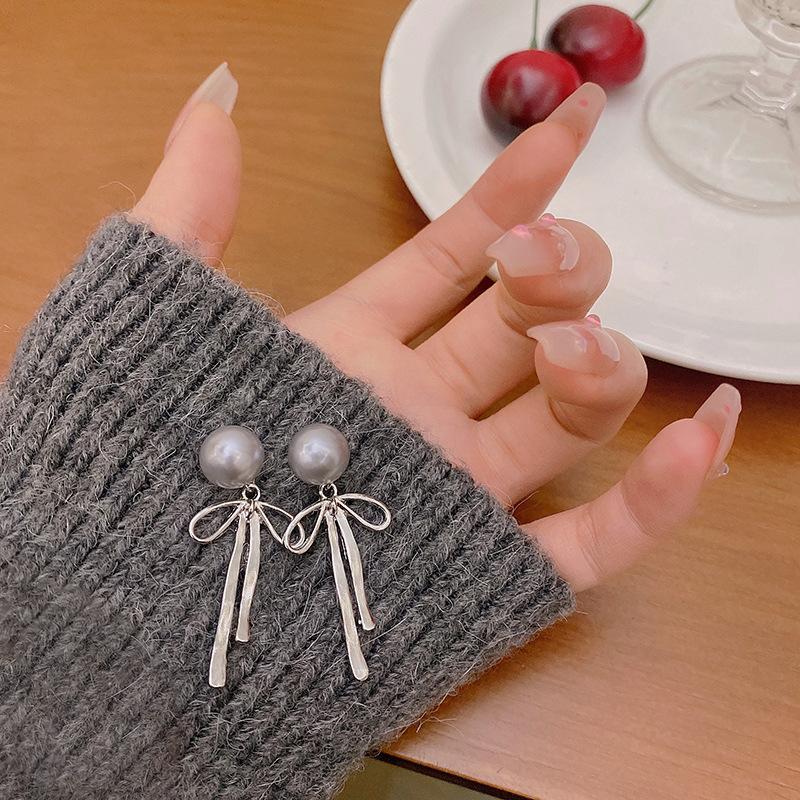 Two-wear silver-gray pearl bow earrings Women's personality design Internet celebrity earrings Silver needle ear jewelry