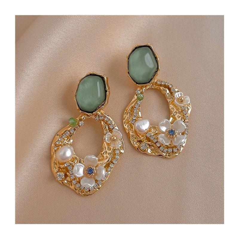 Boucles d'oreilles fleuries tendance avec boucles d'oreilles vintage inspirées de perles, style léger de luxe et polyvalent