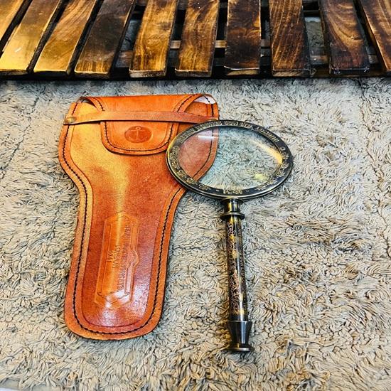 Skrivbordsförstoringsglas i mässing med läderfodral Henry Hughes Son London, 1941 Nautisk 10X Bröllopsdag Jul Födelsedagspresent