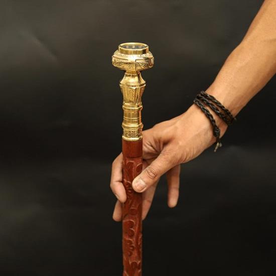 Blommigt Trä Gåpinne med Mässingskompasshandtag Stil