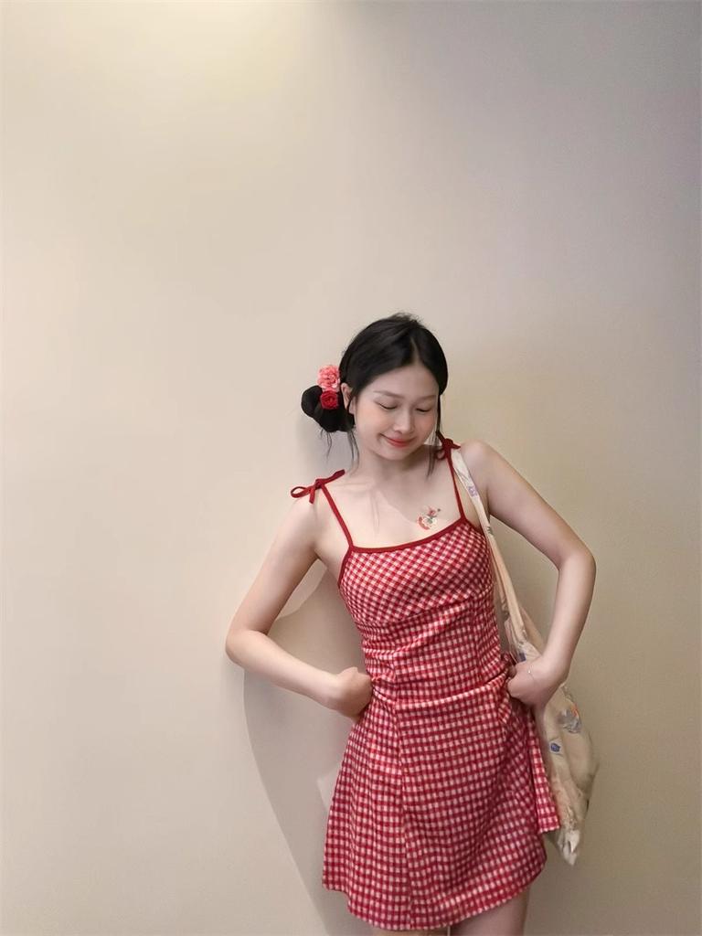 [Spot] Sweet and cool lace-up stacked skirt fat MM summer new red plaid suspender dress solid color short