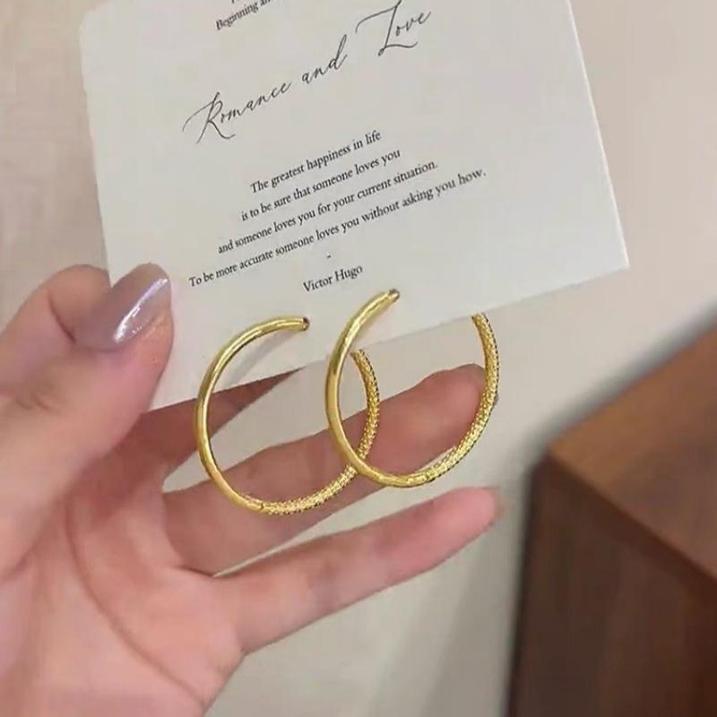 Frosted  Glossy Large Hoop Earrings: Elegant, Luxurious, Simple Design, Exquisite Versatility.