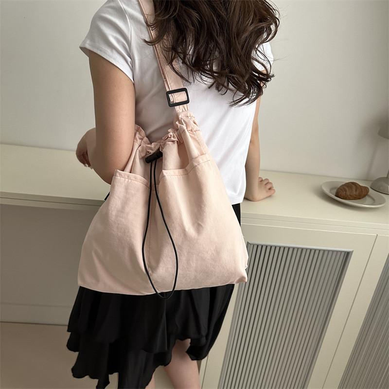 Trendy Women's Casual Tote Bag Spacious Bucket Bag With Soft Feel And Stylish Design For Commuting