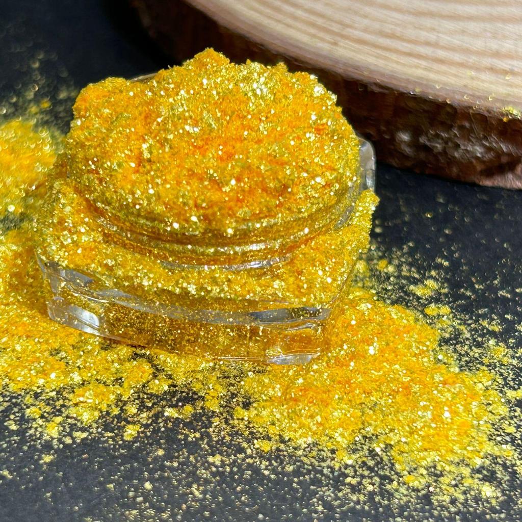 **Iridescent Silver-Plated Glitter Eyeshadow & Highlight Powder**