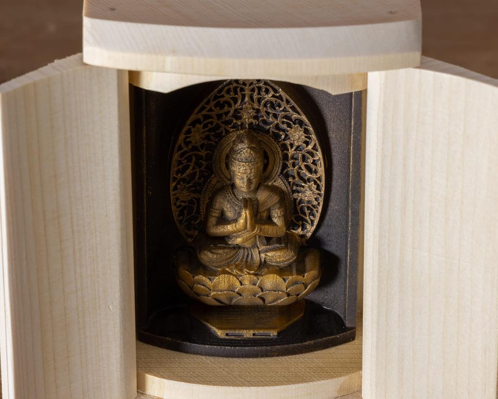 Zeku Buddhist statue in a shrine with Koyasan Kongo for those born in the year of the talisman of the zodiac Bodhisattva, (finished gold-plated