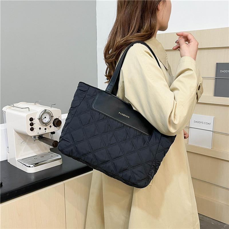 Versatile Large Retro Tote Bag Durable Nylon Handbag Ideal For Everyday Commute Women