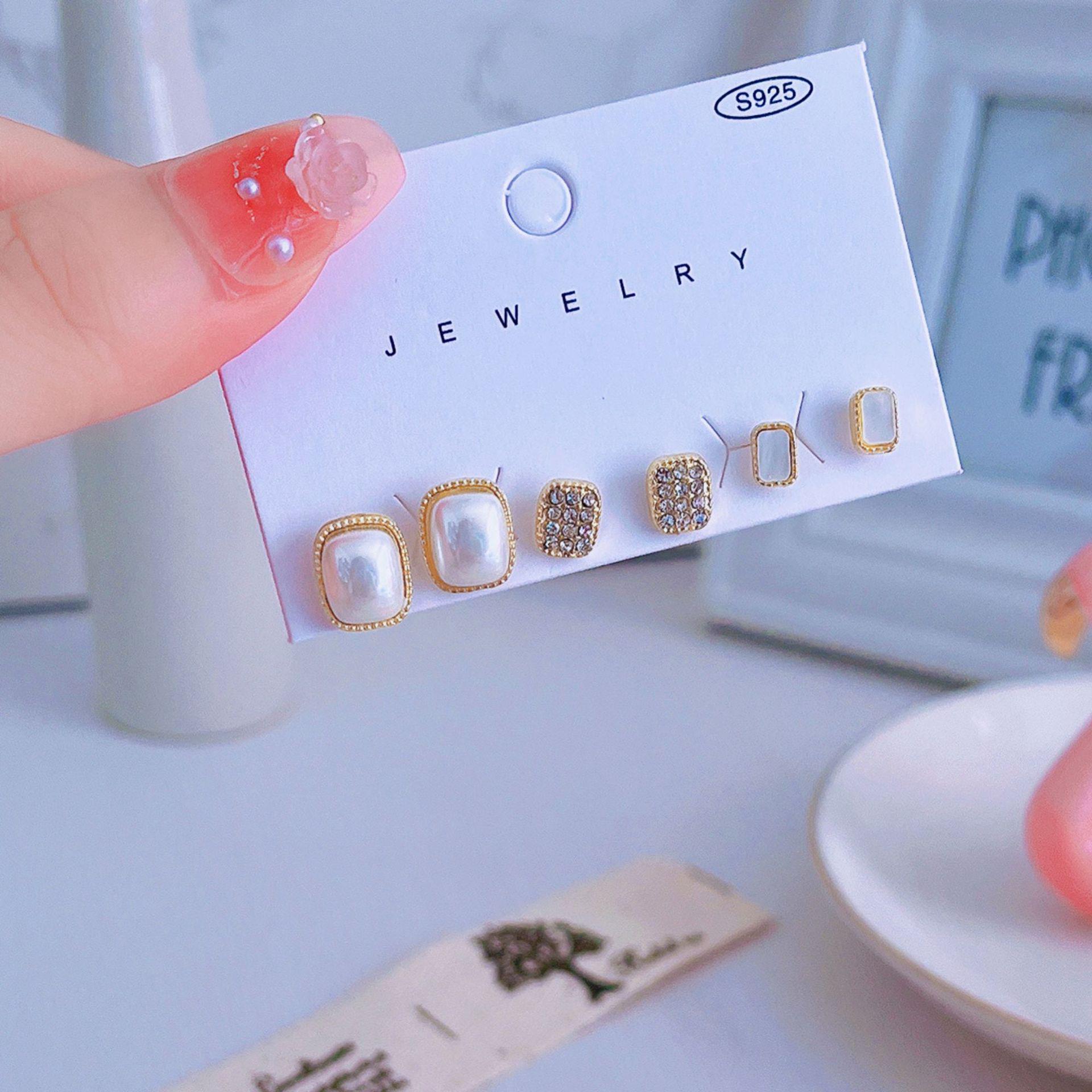 

Элегантные геометрические серьги-пусеты со стразами – набор от корейского дизайнера-инфлюенсера