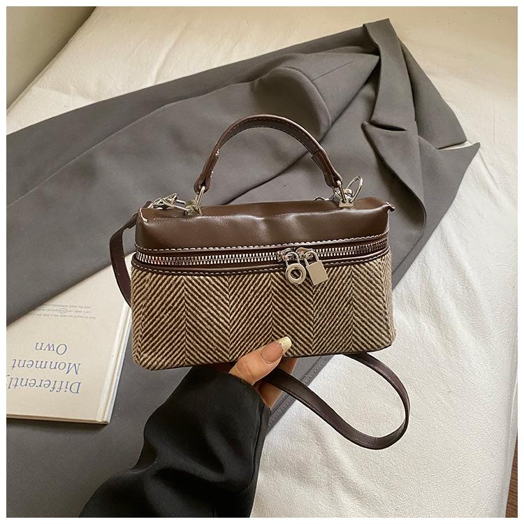 

Niche design splicing handbag bag women s 2025 new fashion foreign style lunch box bag contrasting color shoulder messenger bag tide