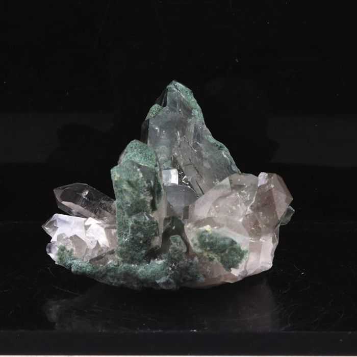 Pierres et Minéraux. Quartz + Chlorite. 106.20 ct. Rif Fournel, Freney d'Oisans, Isère, France.