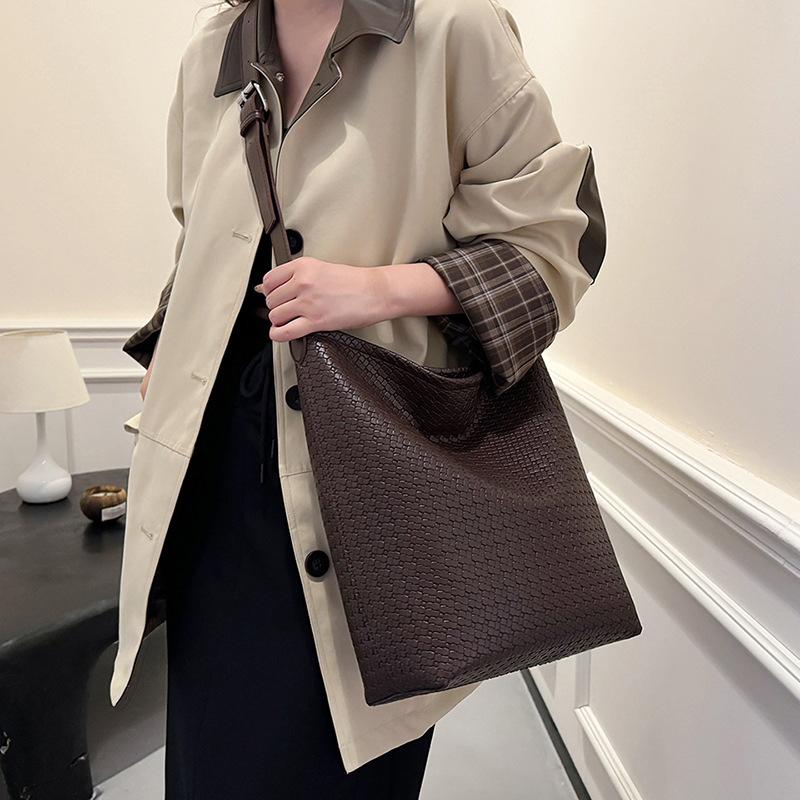 

Retro premium sense versatile bucket bag women 2025 new large capacity fashion casual commuter shoulder bag 24*13*33 кофейный