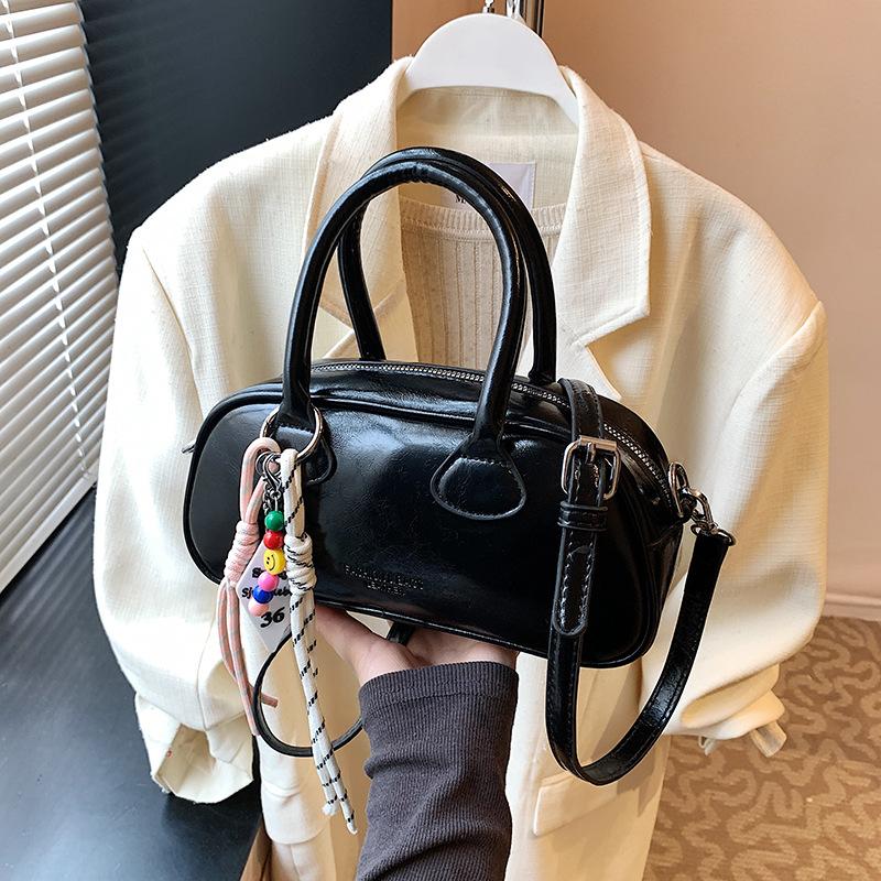 Premium bag women's spring and summer 2025 new popular versatile handbag shoulder bag commuter messenger pillow bag