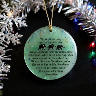Kulatá ozdoba ze sea glass s motivem sloní sesterství, ručně vyráběné akrylové umění ze sea glass, vánoční závěsná ozdoba, upomínkový dárek přátelství pro sestry, přátele