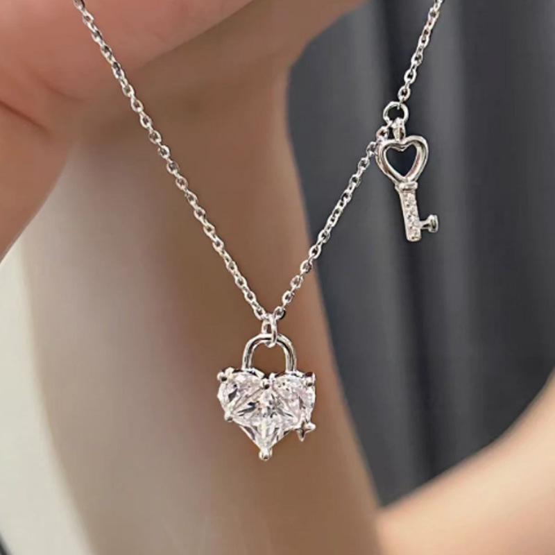 

2025 New Elegant Love Lock Necklace: Luxurious Gift for Girlfriends