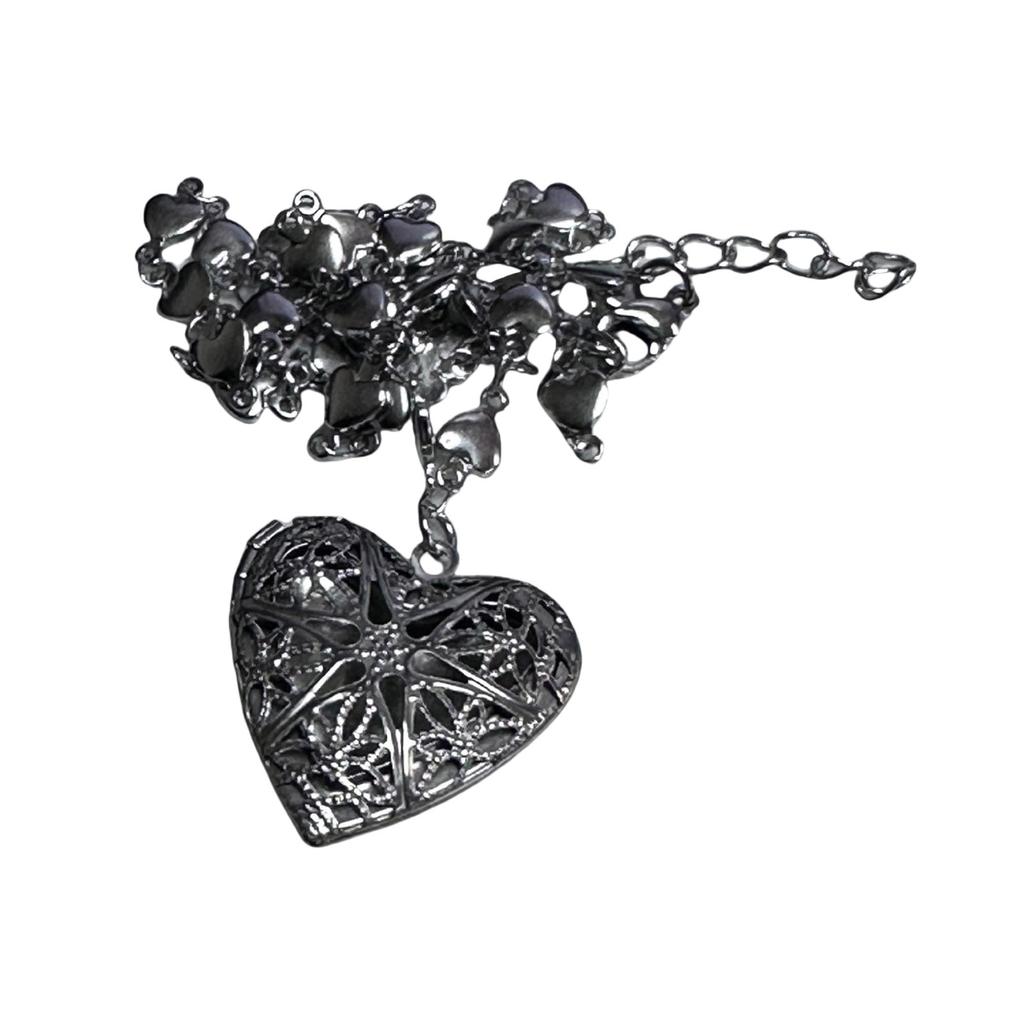Heart Locket Necklace Intricate Carvings Pendant Necklace Vintage Heart Photo Box Necklace for Fashionable Women Girls