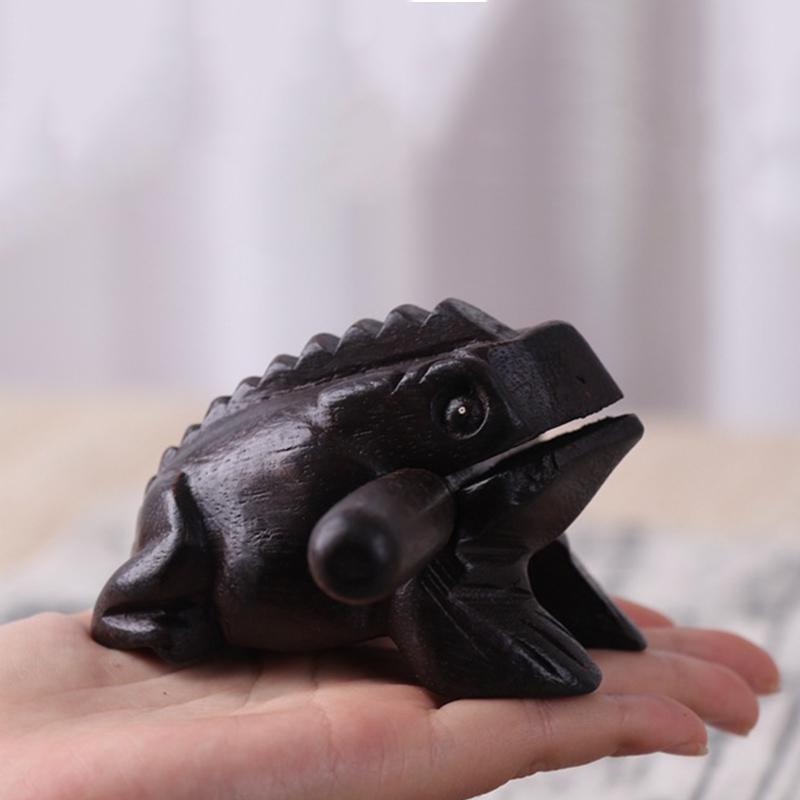 

Таиланд Ручная резьба Черная лягушка Фэн-шуй Счастливые поделки Декор для дома и офиса Жаба Деревянные украшения Счастливая лягушка Музыкальный инструмент 6.5x4x4cm