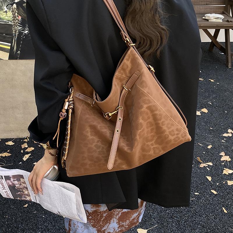 Large-capacity Commuter Bucket Bag Female Niche Design 2025 New Shoulder Messenger Bag Multi-functional Korean Version Backpack