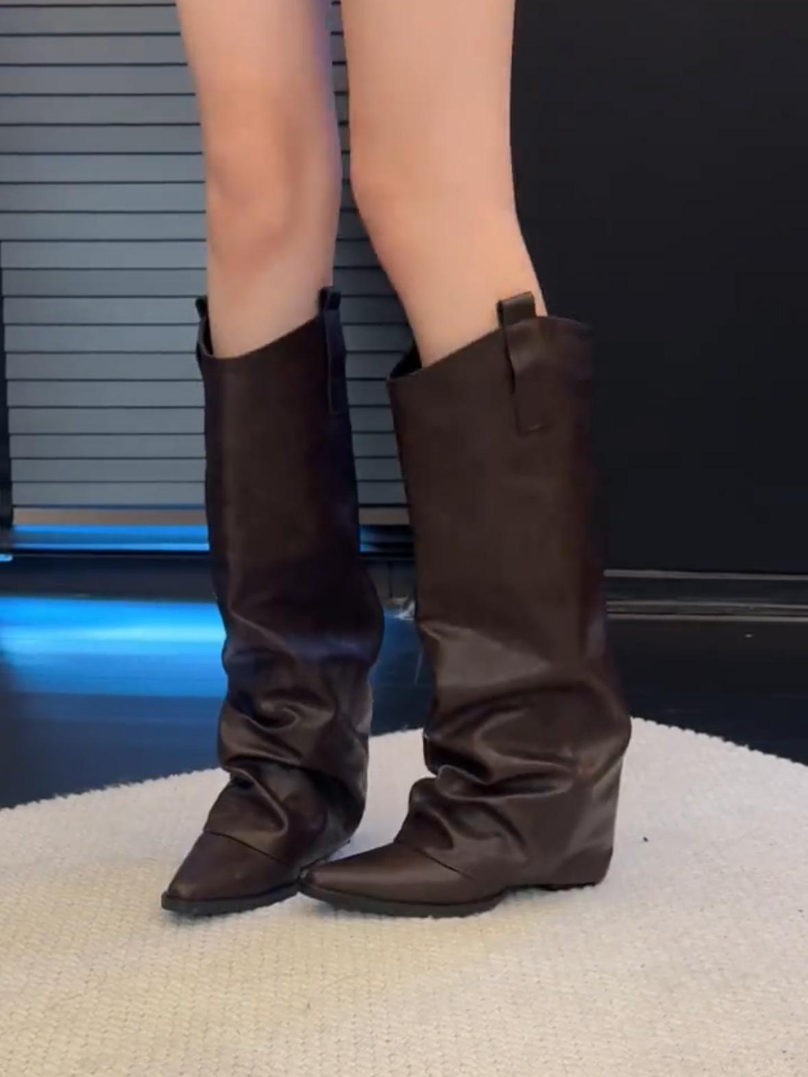 

Версия из коровьей кожи~ Кожаные ботфорты на высоком каблуке в стиле пустоши женские осенне-зимние коричневые с V-образным вырезом тонким острым носком на толстом каблуке рыцарские ботинки 40 коричневый