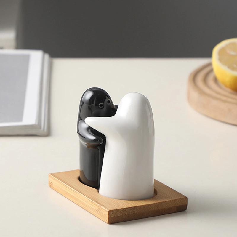 Kreativní keramická slánka a pepřenka Vřelé objetí Malý muž Svatba Dárek Objetí Kořenka