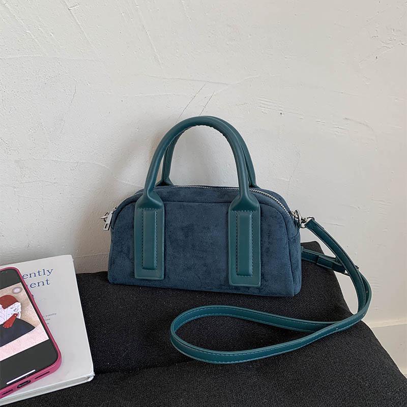 Niche design pillow bag women's autumn and winter new fashion versatile commuter shoulder messenger bag