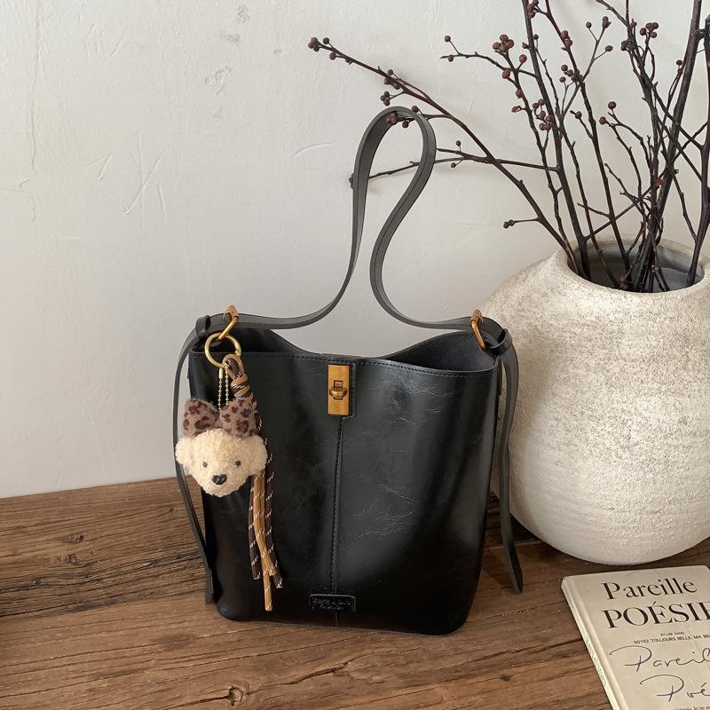 

Simple and Spacious Tote Bag with Large Capacity - Versatile Single-shoulder Crossbody Bag With pendant чорний