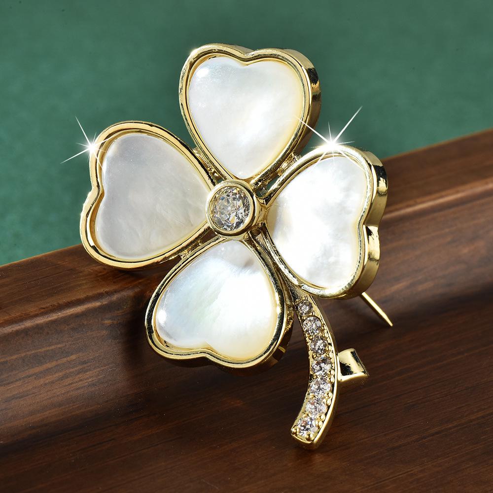 Vynikající bílá brož čtyřlístku z perleti - Elegantní dámská korsážová jehlice pro stylové kabáty