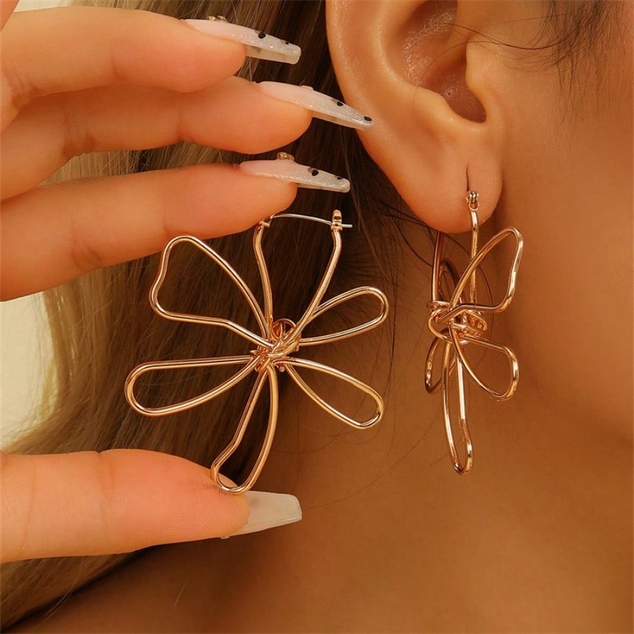 1 Pair of Stylish Minimalist Hollow Floral Asymmetrical Design Earrings for Everyday Wear, Vacation, Date, Birthday Gift, Perfect Gift