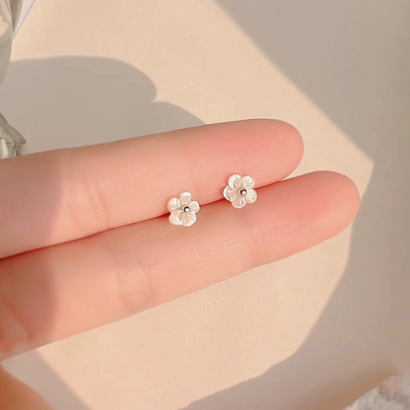 Small White Flower Stud Earrings for Women - Elegant and Versatile Floral Jewelry