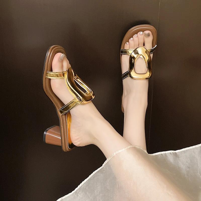 Mode Metall Eckige Zehen Offene Zehen Hausschuhe Sommer Draußen Tragen Damen Hohle Atmungsaktive Lässige Eckige Absätze Nischen High Heels