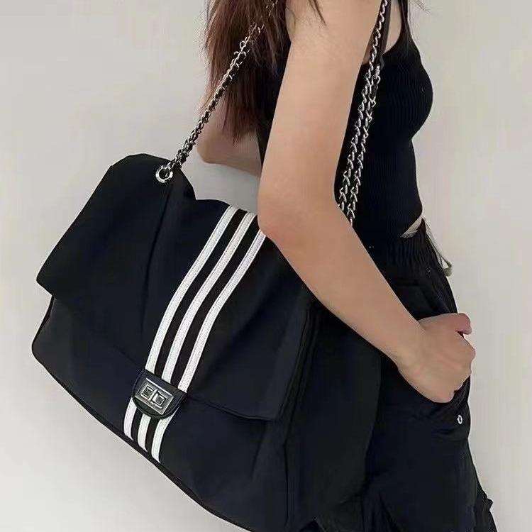 

2025 новая популярная текстурная сумка-цепочка, замок-защелка, сумка через плечо, женская мягкая сумка-тоут большой вместимости для поездок на работу чёрный