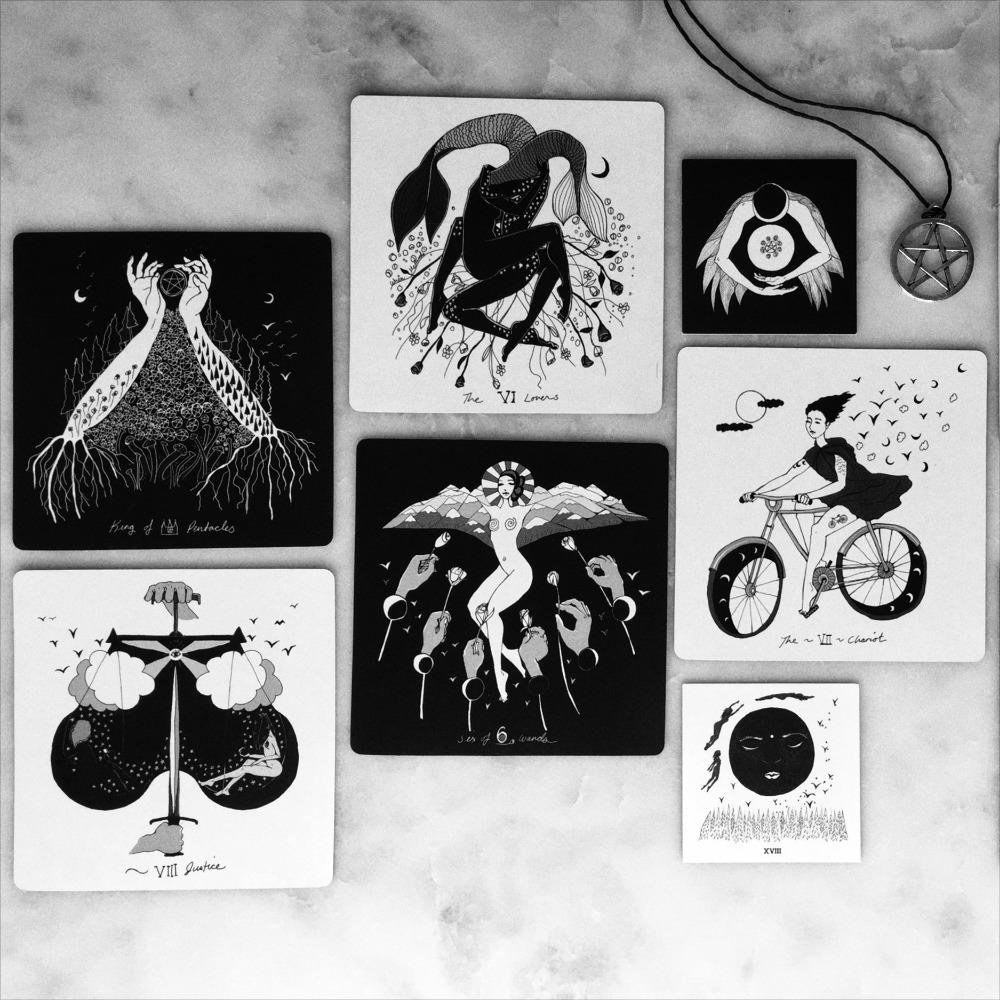 Dunkle Tage Tarot: Ein 78-Karten-Illustrations- und Wahrsagedeck, inspiriert von göttlicher weiblicher Energie, Schwarz-Weiß, 7,5 x 7,5 cm