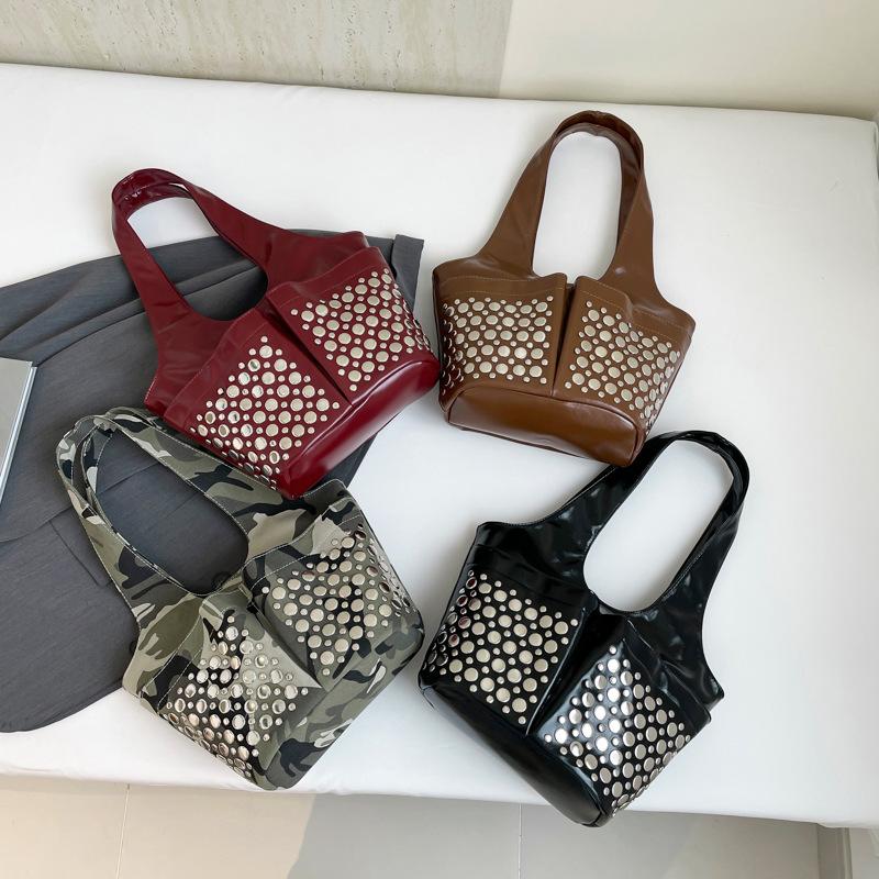 Dames tas nieuwe straattrend tas textuur klinknagel design dames locomotief wind schoudertas