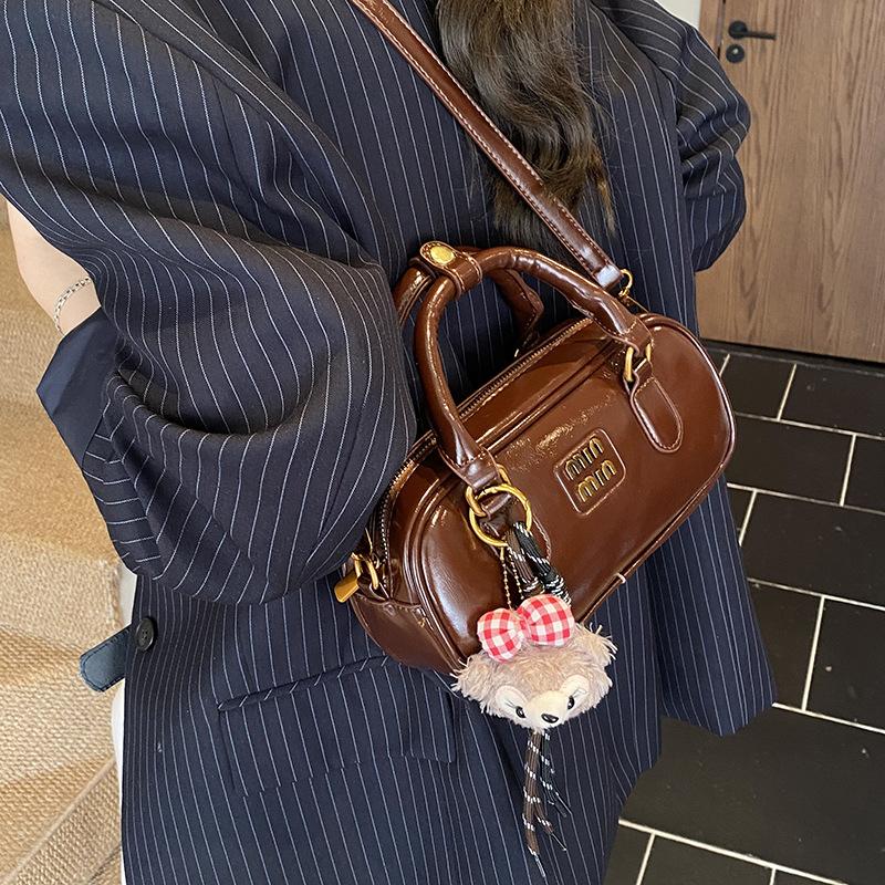 Niche Texture Bowling Small Bag 2025 Autumn New Fashionable Foreign Style Hand Carry Small Square Bag Commuter Messenger Bag