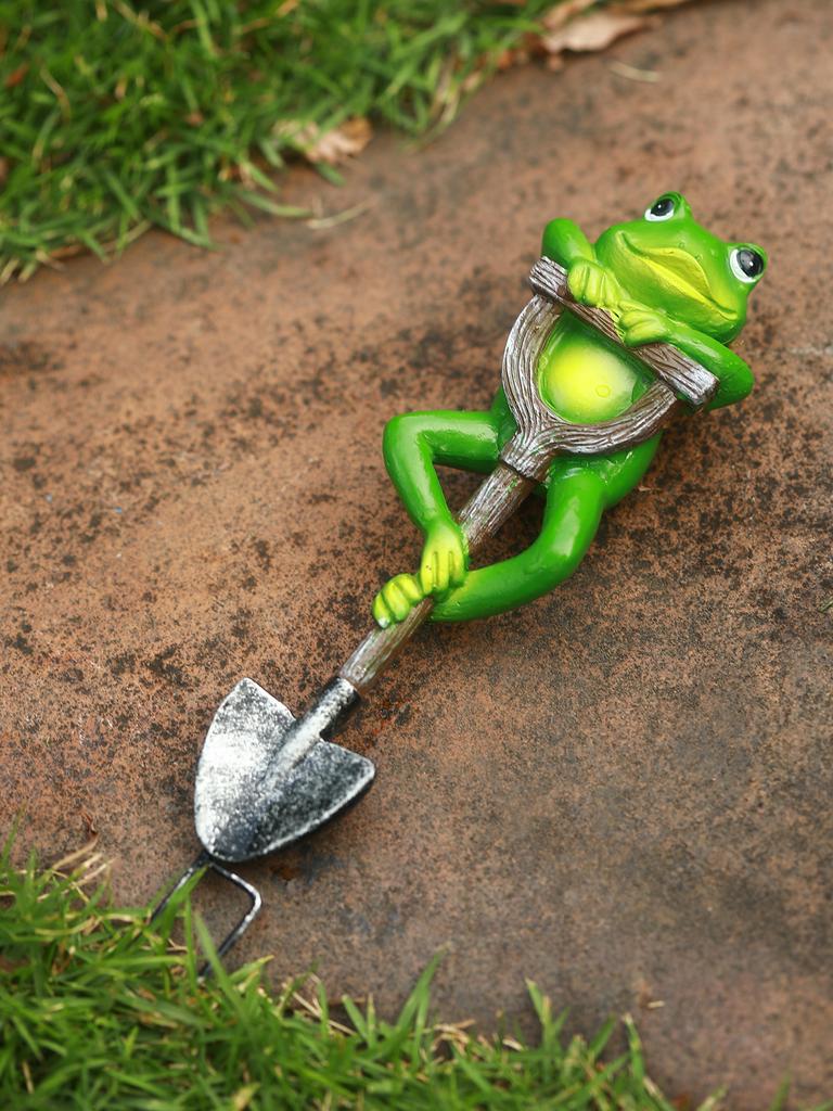 1pc Frog Gnome Shovel Garden Bonsai Craft Decorations Lipid Insert Home Outdoor Flowerpot Decor Creative Craft Decorative Item