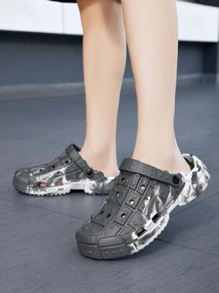 Hole Men's Shoe Platform Beach Cheap Shoes Liquidation Slides Trend 2025 Comfortable Clappers Low Price Y2k Male Slipper