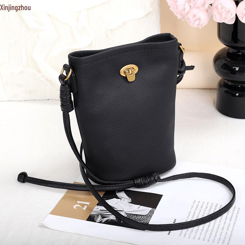 

Xin Jing Zhou Leather Vertical Phone Pouch