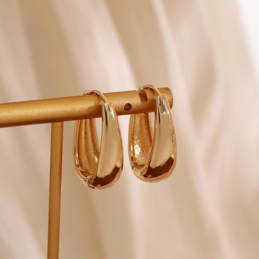 Hong Kong Style Retro Light Luxury Gold Plain Ring Earrings Women'S High Sense Niche Design Geometric Oval Fashion Trend Ear Buckle