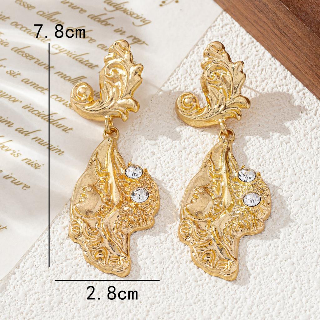 Exaggerated pleated personalized geometric earrings, simple irregular inlaid zircon stud earrings.