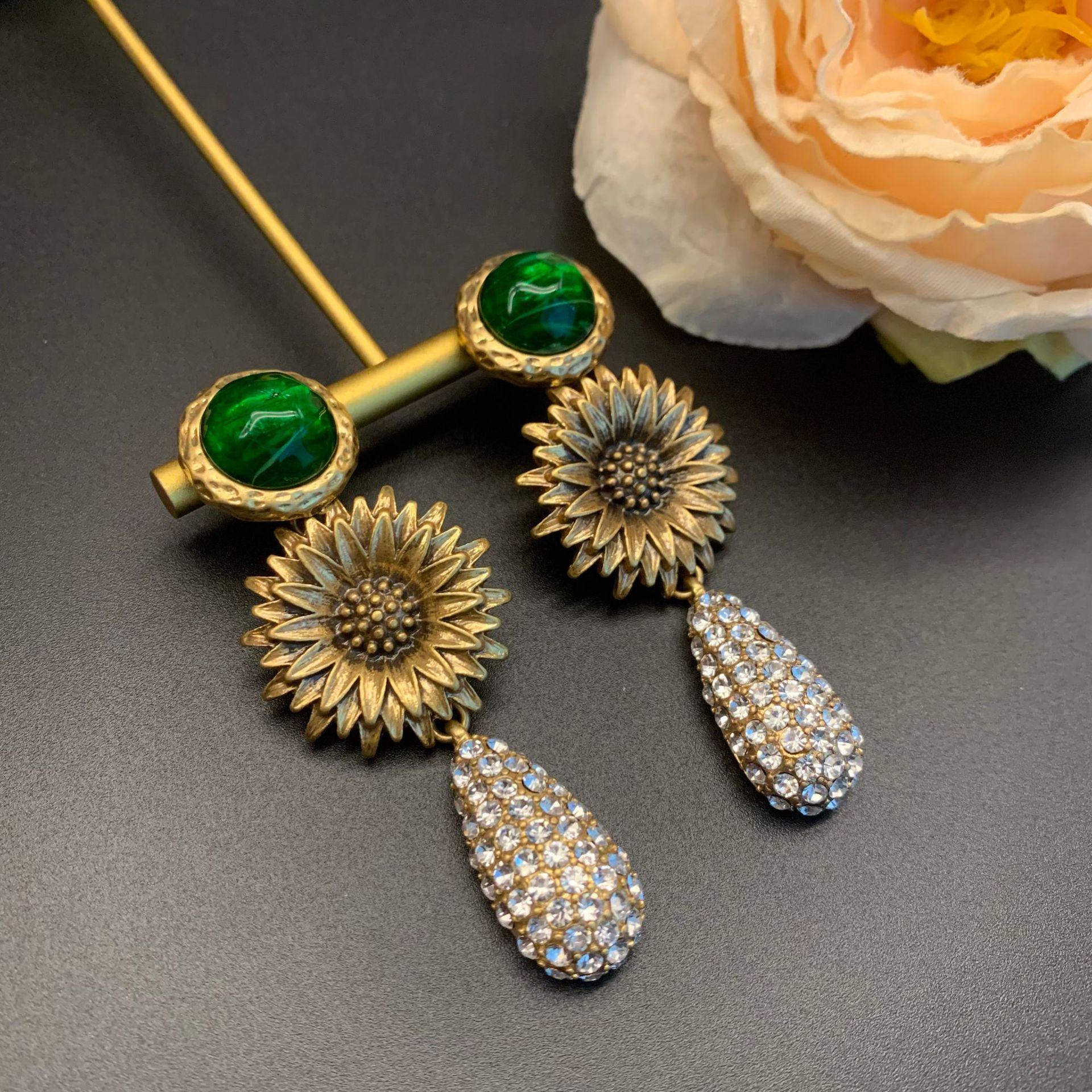 

Vintage Cloud Pattern Earrings: Elegant, Long, and Artistic Design