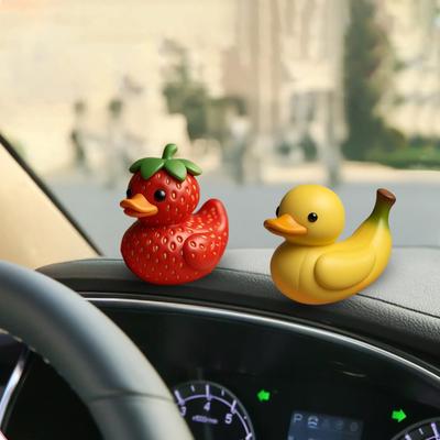 Frucht Ente Figur Harz Frucht Thema Entchen Statue Pfirsich Erdbeere Ente Ornament für Zuhause Büro Auto Armaturenbrett Dekor