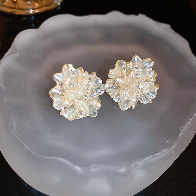 Boucles d'oreilles Fleur Géométrique Élégantes: Clous luxueux et polyvalents pour femmes