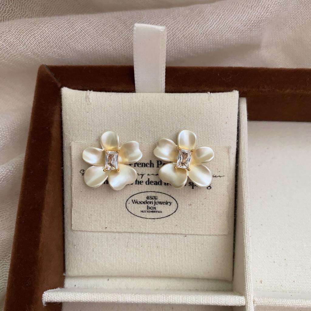 20 Temperament Versatile Earrings Simple Beige Flower Zircon Stud Earrings Women'S Niche Light Luxury High-End Earrings