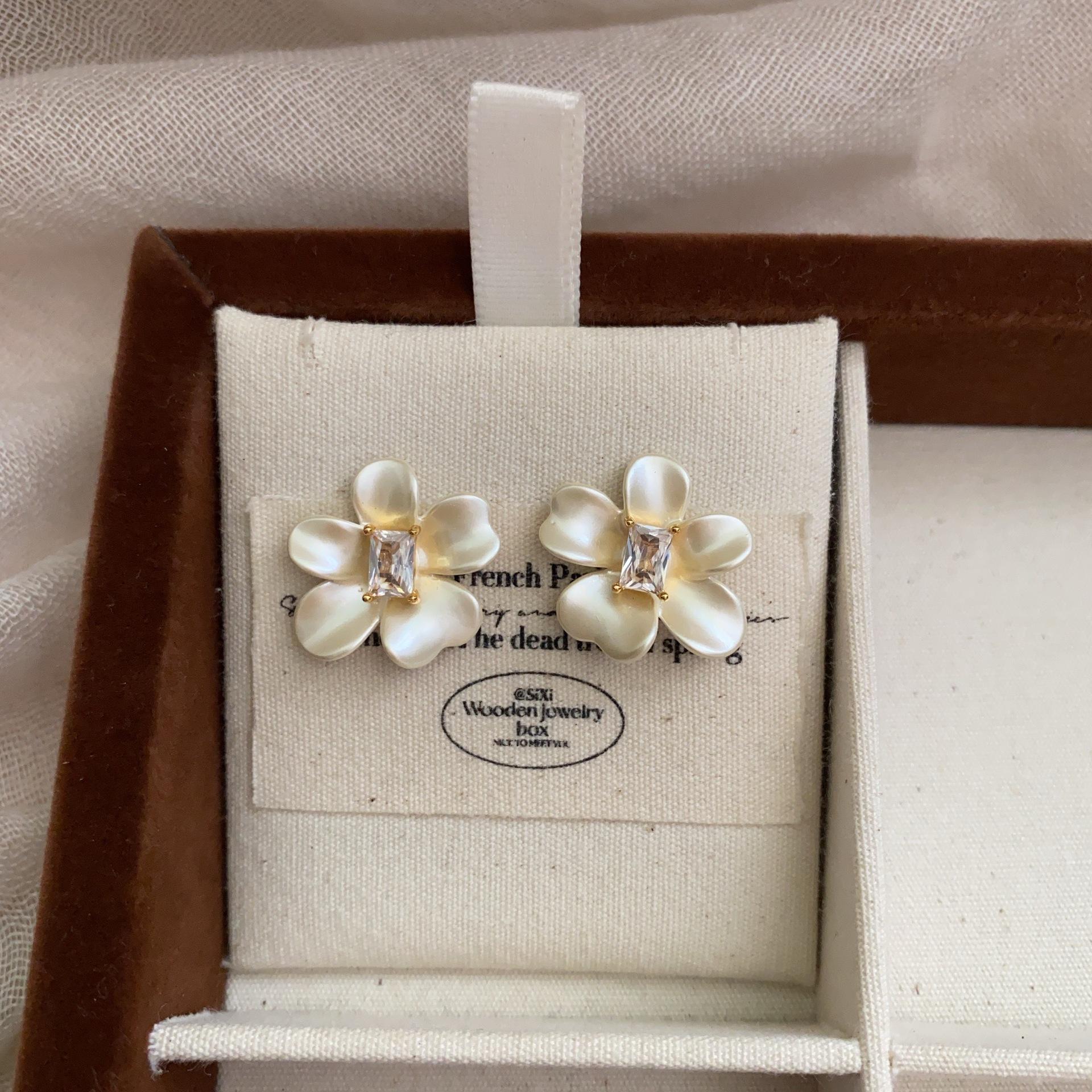 Темпераментные Универсальные Серьги Простые Бежевые Цветок Цирконий Пусеты Женские Нишевые Легкая Роскошь Высококлассные Серьги