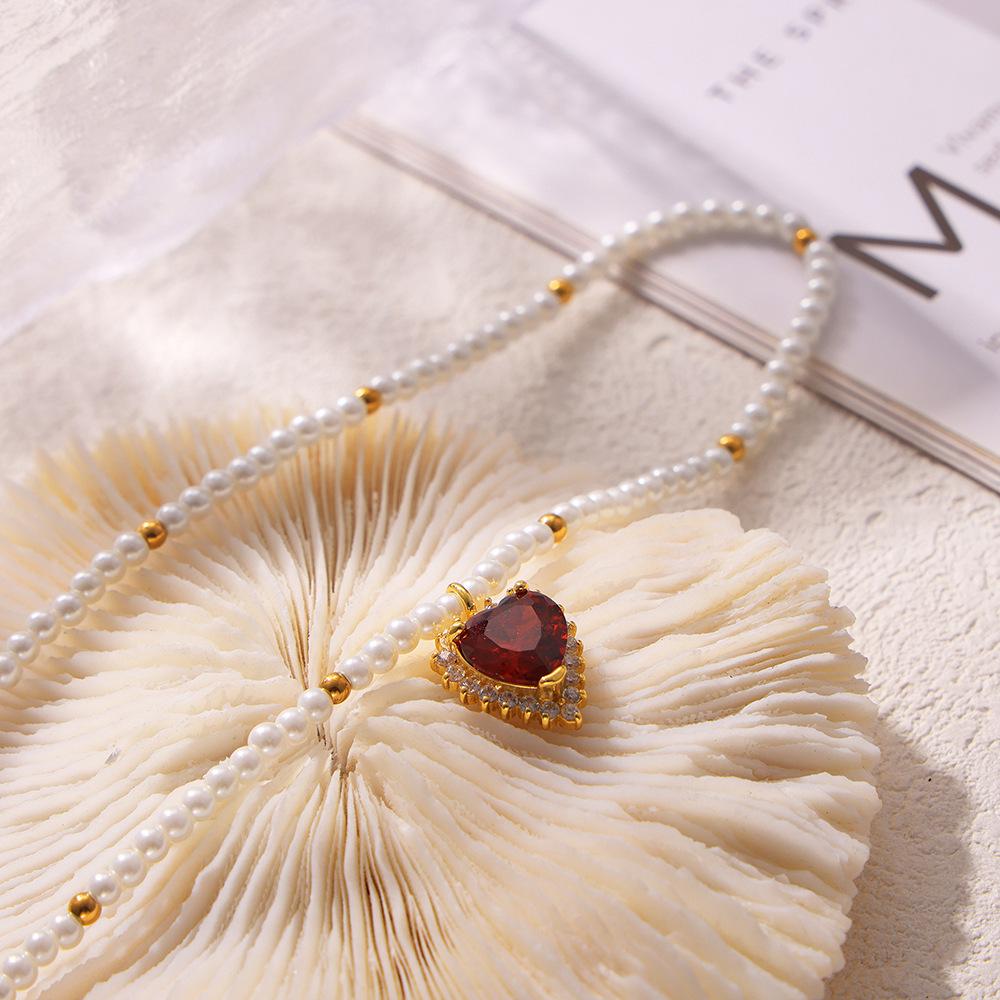 Hepburn-Style Heart Zircon Pendant Necklace: Gold-Plated Titanium, Imitation Pearl Design