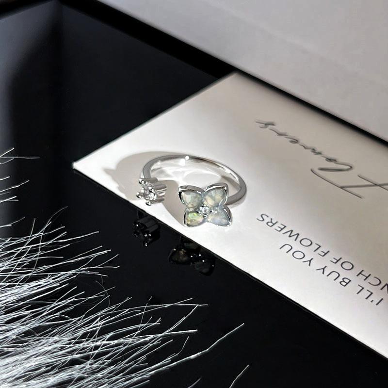 Noble Four-Leaf Clover Mother-of-Pearl Ring: High-End Temperament Cool Style for Women