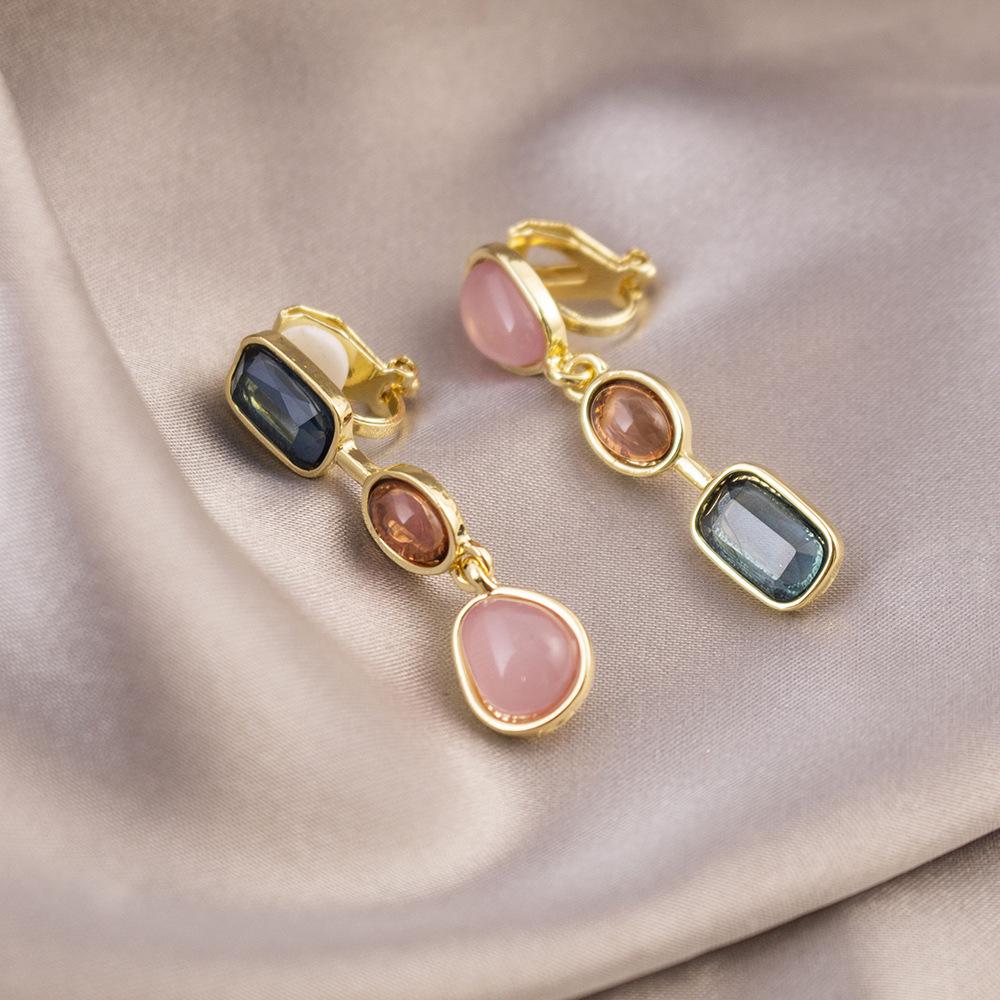 Brincos de pressão triangulares elegantes para orelhas não furadas - Versáteis e com um toque de luxo leve para o uso diário.