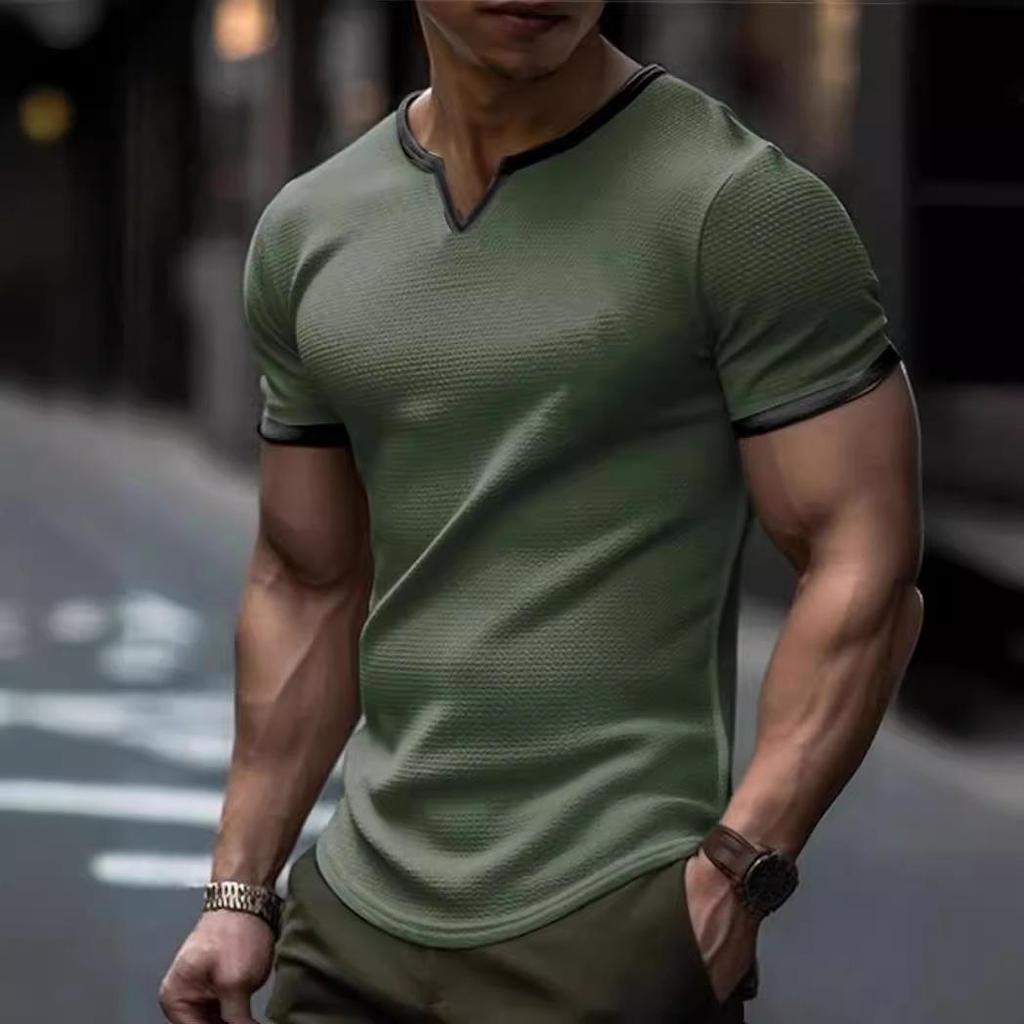Μοντέρνο ανδρικό μπλουζάκι με κοντό μανίκι και καρό λαιμόκοψη σε φαρδιά γραμμή του 2024