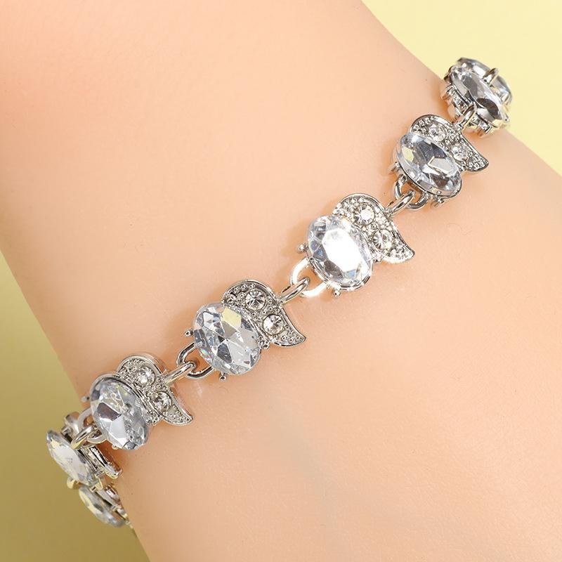 

Стильный женский браслет, инкрустированный кристаллами, подходящий для повседневной носки.