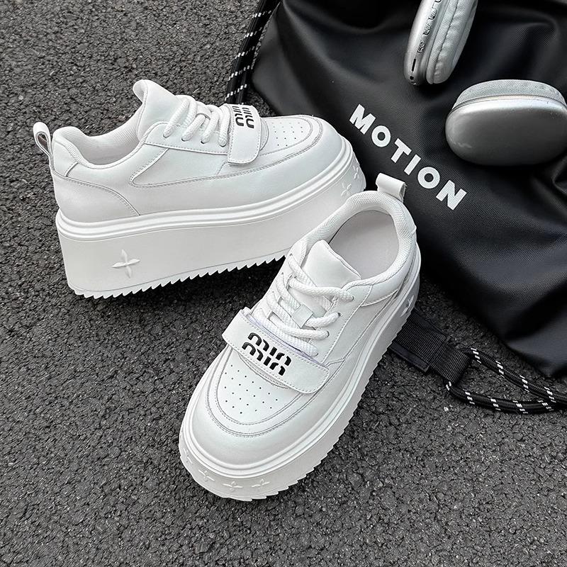 

Белые кроссовки на платформе женские 2025 осень и зима новая универсальная небольшая обувь на танкетке с увеличением роста легкая повседневная спортивная обувь для скейтборда 38